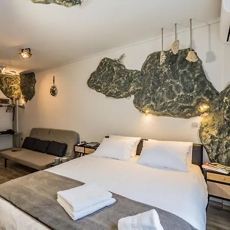 Apartment Graffitisuites#stone
